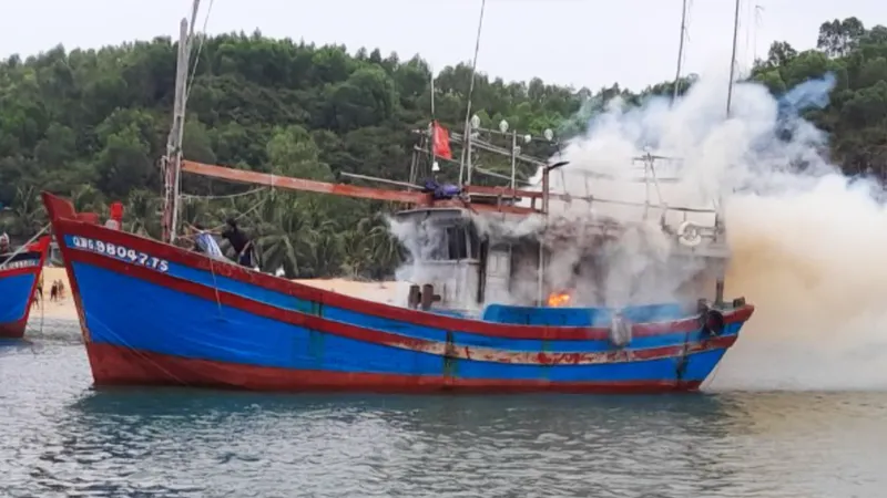 Tàu cá cháy ngùn ngụt, biên phòng huy động ca nô dập lửa