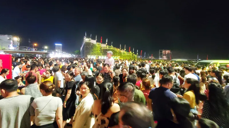 Biển người đến thưởng thức đêm hội văn hóa, ẩm thực Bình Định