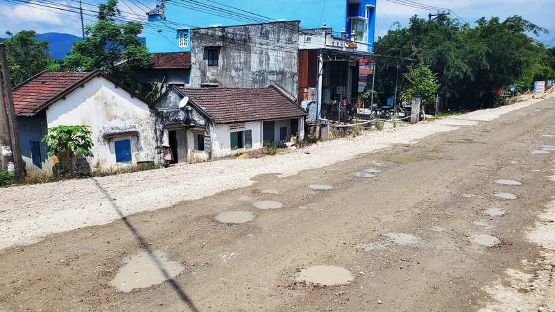Vụ quốc lộ biến nhà dân thành… hầm ở Bình Định: Chủ đầu tư chi tiền nhỏ giọt