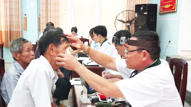 Cấp thuốc, khám bệnh miễn phí cho gia đình chính sách, người nghèo