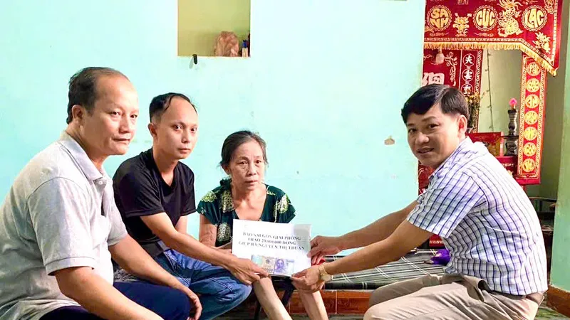 Trao 20 triệu đồng của bạn đọc Báo SGGP giúp mẹ con tật nguyền ở Bình Định