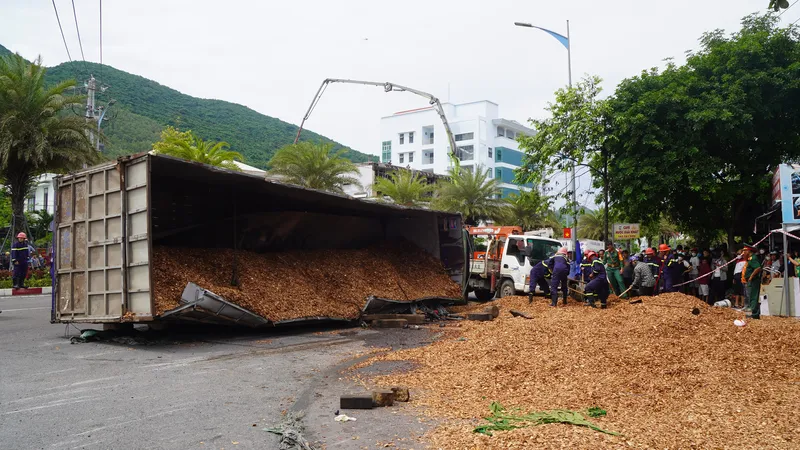 Xe tải chở dăm gỗ bị lật đè chết 3 người