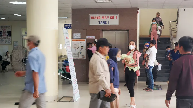 Nhiều người dân, người bệnh đứng đợi thang máy ở Khoa Khám bệnh của BVĐK tỉnh Bình Định