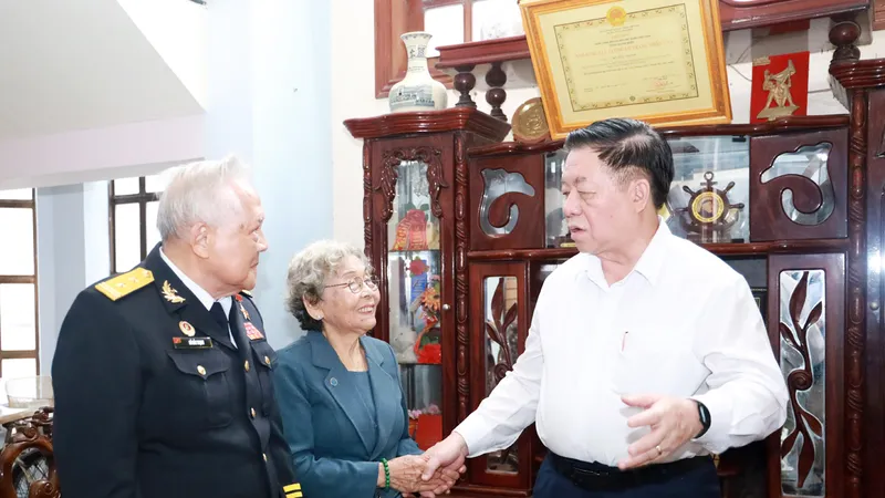 Trưởng Ban Tuyên giáo Trung ương thăm, tặng quà các nhân chứng Tàu Không số
