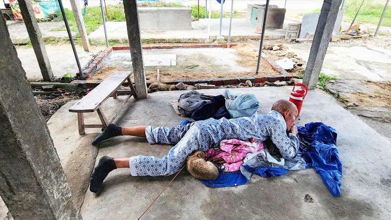 Giúp đỡ người đàn ông đi lạc 160km nằm co ro vì đói rét giữa chợ