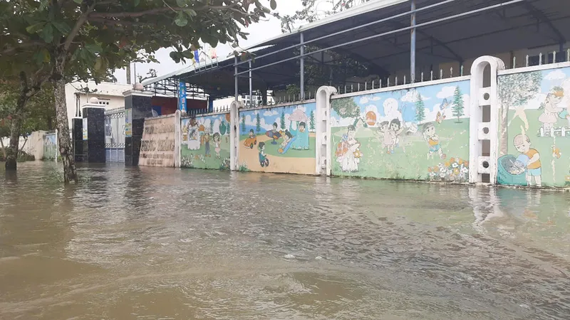 Bình Định: Ngập lụt, triều cường cô lập nhiều xã, hàng ngàn học sinh phải nghỉ học