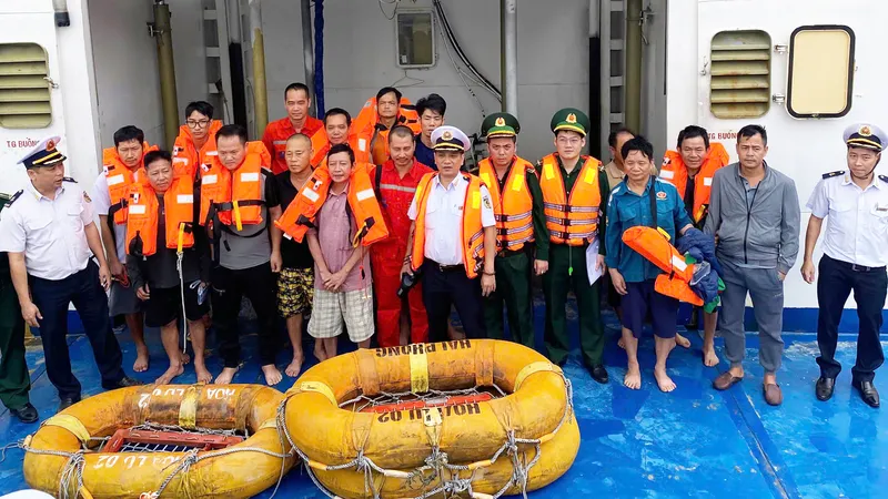 Cứu kịp thời 14 người trên tàu hàng bị sóng đánh chìm ở biển Bình Định