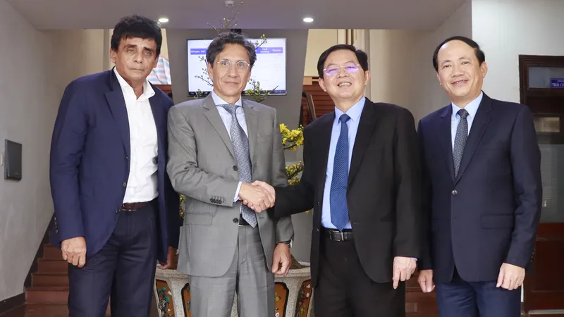 Hai “ông chủ” bất động sản, siêu du thuyền đến Bình Định