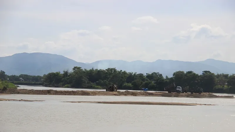 Hoạt động khai thác cát trên sông Kôn diễn ra rầm rộ, nhiều tồn tại thời gian qua. Ảnh tư liệu