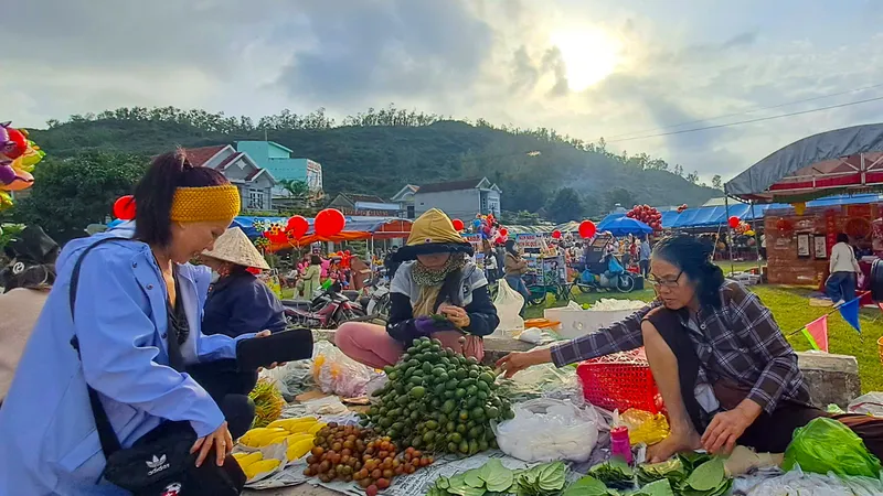 Hàng ngàn người đến phiên chợ "độc nhất vô nhị" ở Bình Định để “rước lộc”
