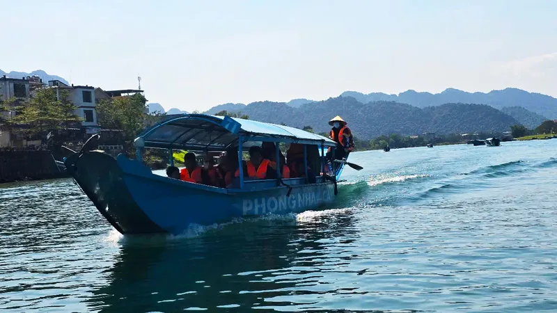 Ra tết vào... hang "rước lộc"