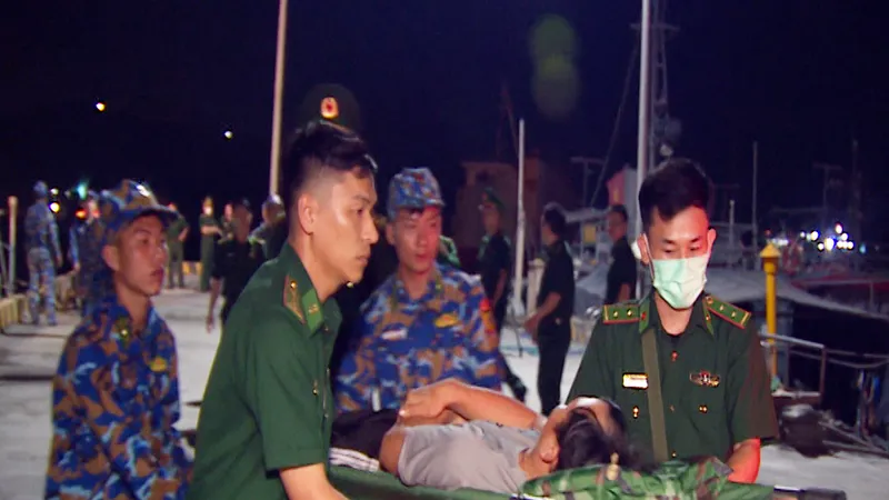 Tàu biên phòng Bình Định kịp thời ứng cứu ngư dân Quảng Nam bị nạn 