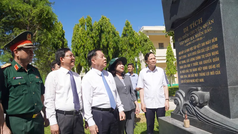 Trưởng Ban Tuyên giáo và Dân vận Trung ương dâng hoa tại Di tích Quốc gia Cảng Quy Nhơn