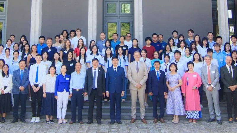 Các đại biểu, nhà khoa học, học viên giao lưu tại sự kiện. Ảnh: TRUNG NHÂN