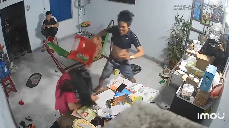 Quảng Ngãi: Xác định đối tượng cầm ghế nhựa đánh liên tiếp vào đầu cô gái