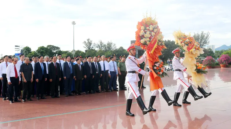 Gia Lai tổ chức dâng hoa tại Tượng đài Nguyễn Sinh Sắc - Nguyễn Tất Thành