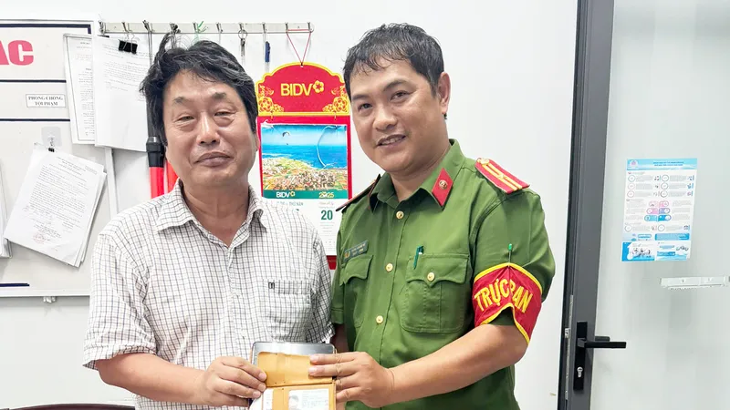 Tìm được ví làm rơi, du khách Hàn Quốc viết thư cảm ơn công an