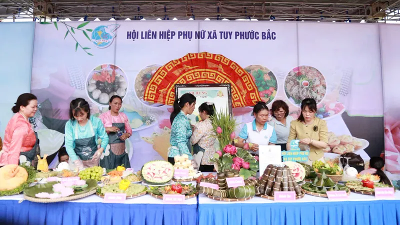 Phụ nữ đất võ tranh tài làm bánh, kỷ niệm lễ giỗ vua Quang Trung