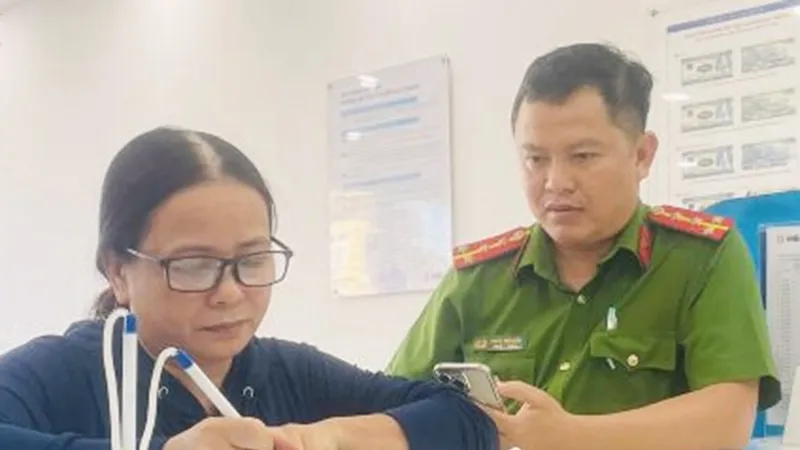 Tài khoản bất ngờ có 1 tỷ đồng, người phụ nữ liền báo công an