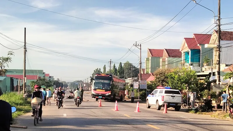 Tai nạn xe khách với xe máy, 2 người chết