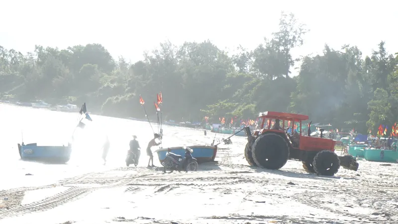 Ngư dân Gia Lai chủ động di dời tàu thuyền tránh bão, triều cường
