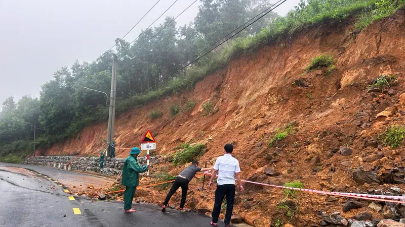 Sơ tán khẩn cấp người dân các vùng sạt lở núi ở Gia Lai
