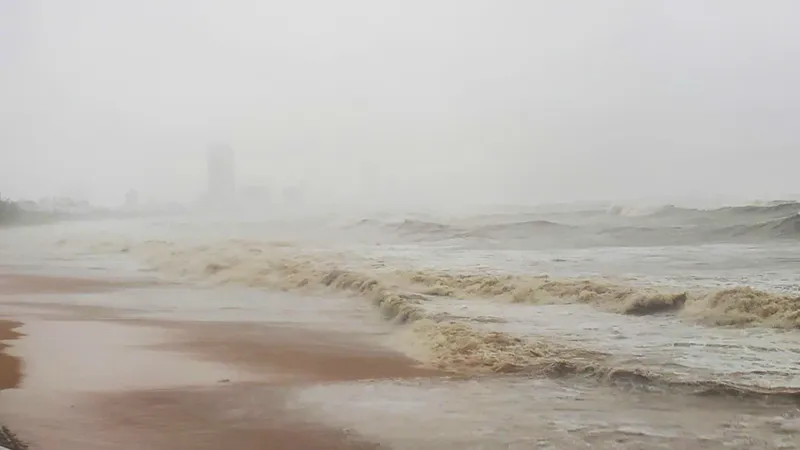 Quy Nhơn bắt đầu có gió giật mạnh, sóng biển dữ dội