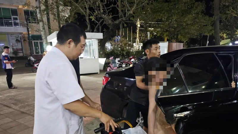 Huy động ô tô đặc chủng dẫn đường cấp cứu thai phụ vỡ ối