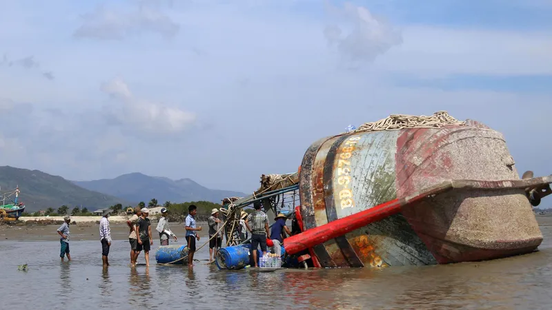 Bão quét qua, tàu cá hư hỏng nằm ngổn ngang trên đầm, vịnh