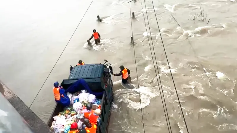 Nỗ lực cắt lũ, tiếp tế người dân vùng lụt nặng ven Quy Nhơn