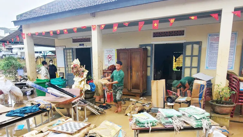 Giáo viên vùng lũ lo học sinh không còn sách vở đến trường