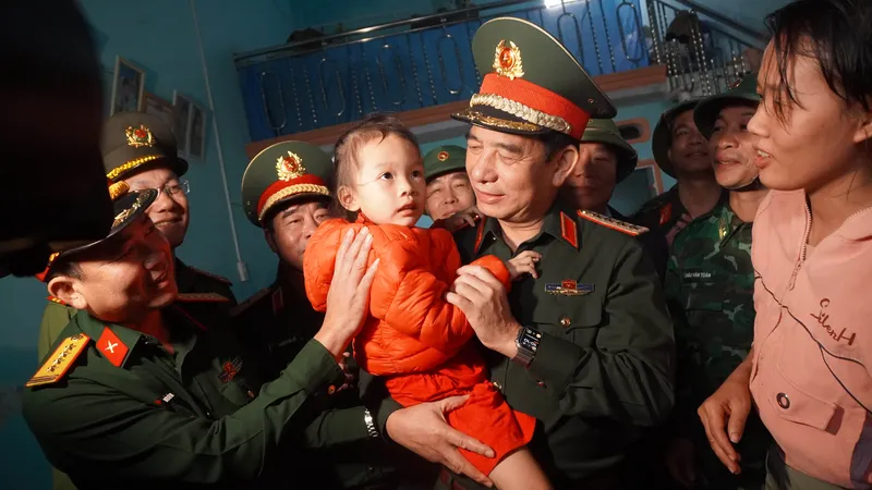 Đại tướng Phan Văn Giang: Bộ đội cần giúp dân sớm dựng lại nhà sau bão lũ