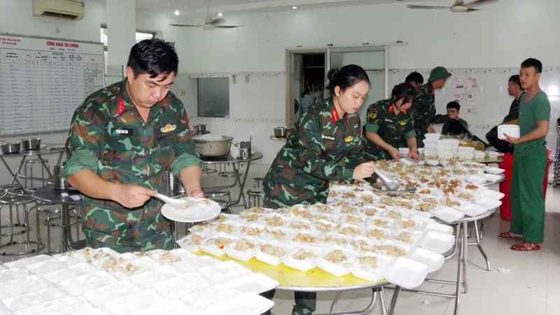 Thiết lập các bếp ăn dã chiến giúp người dân vùng lũ Đắk Lắk