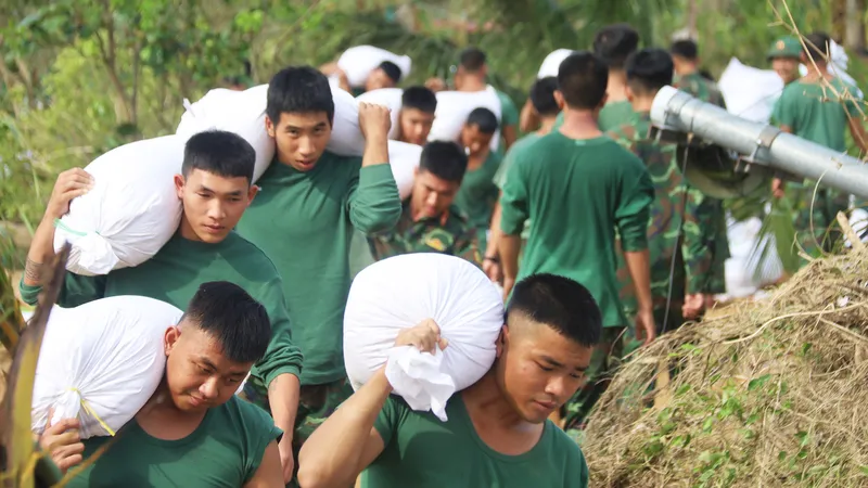 Nghe tin bão số 15, bộ đội "chạy đua" nối đê ở hạ du sông Hà Thanh