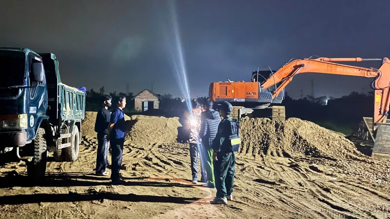 Triệt phá 2 điểm khai thác cát trái phép, tạm giữ 39 người