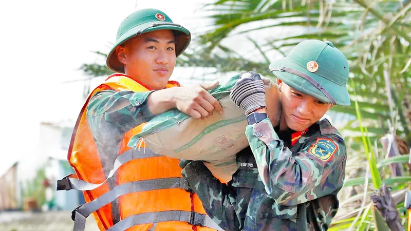 Bộ đội làm xuyên lễ, "thần tốc" dựng lại mái ấm cho người dân vùng bão lũ