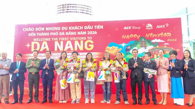 Miền Trung rộn ràng đón những vị khách "xông đất" đầu năm
