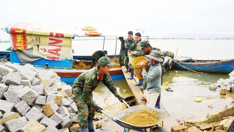 Bộ đội xuyên tết, băng sông dựng lại mái ấm ở vùng bão lũ