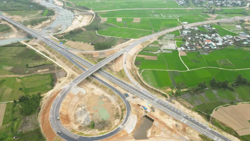 "Chạy đua" thi công đường cao tốc để khai thác trước Tết Nguyên đán Bính Ngọ