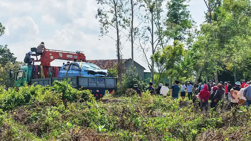 Gia Lai: Phát hiện ô tô cùng 2 thi thể dưới kênh 