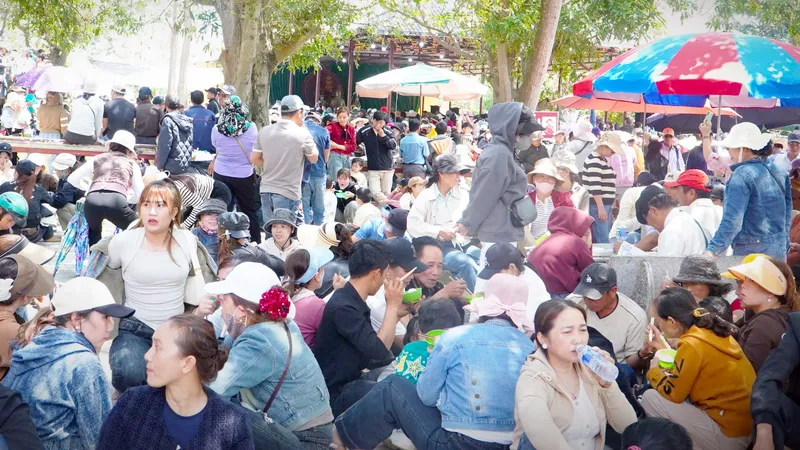 “Biển người” leo núi trẩy hội chùa Ông Núi