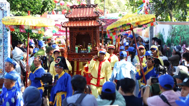 Hàng ngàn người tham gia lễ hội Chùa Bà - Cảng thị Nước Mặn 