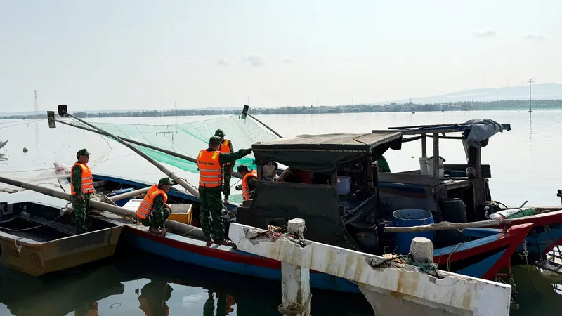 Bắt giữ 3 tàu dùng kích điện đánh cá trên đầm Thị Nại
