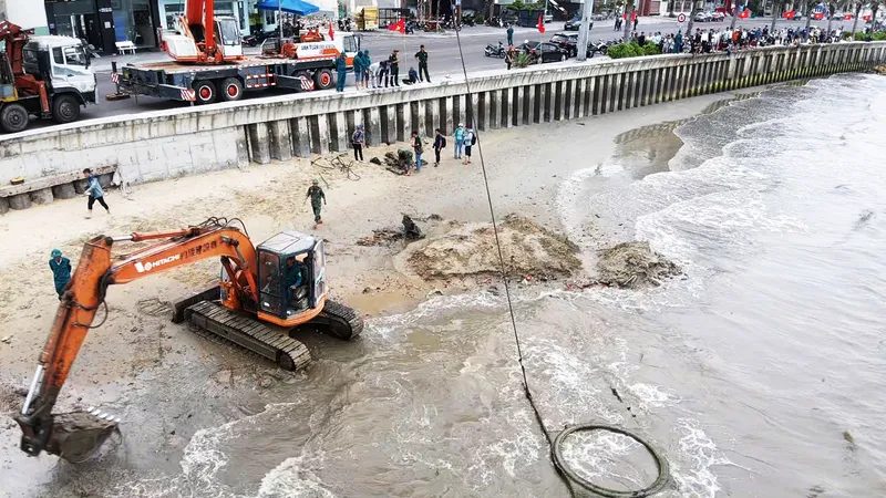 Trục vớt xác xe tăng ở bãi biển Quy Nhơn, phát hiện nhiều đạn pháo, súng