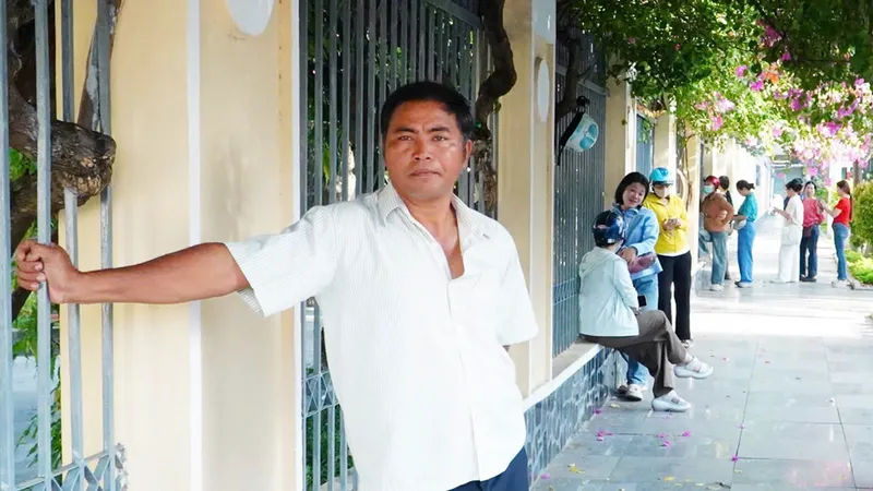 Người cha vượt hơn 50km cùng con đi thi dưới nắng gắt