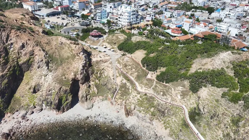 Giá vé khu du lịch Eo Gió đã giảm