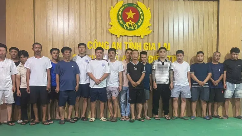 Các đối tượng bị tạm giữ phục vụ công tác mở rộng điều tra. Ảnh: QH