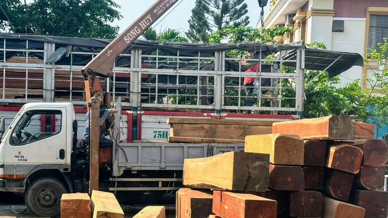 Phú Yên: Kiểm tra xe chở gỗ quý có dấu hiệu vi phạm pháp luật