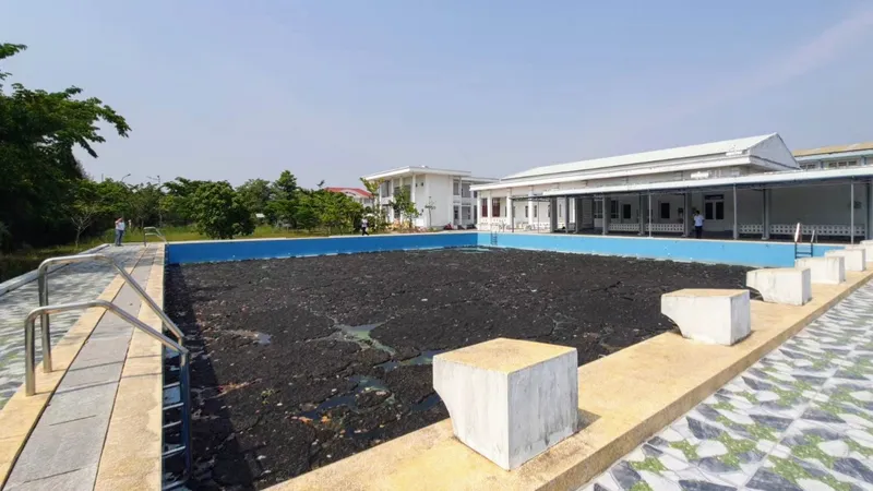 Hồ bơi tiền tỷ nằm “phơi nắng” giữa ngày hè