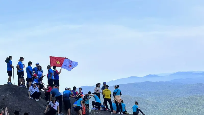 Nghỉ lễ, hàng trăm người thử thách chinh phục núi Đá Bia